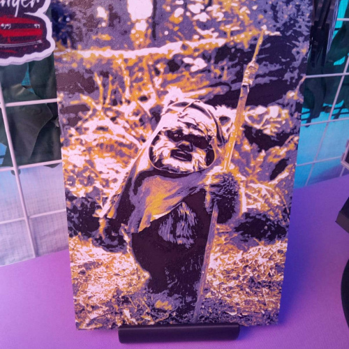 Cuadro Decorativo Ewok con Lanza – Impresión 3D en Capas